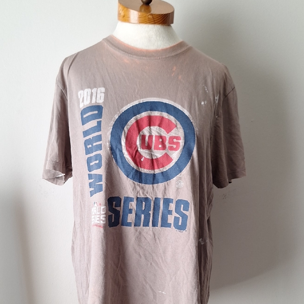 Men's Brown CHICAGO CUBS WORLD SERIES Graphic T-Shirt (WELL WORN)
